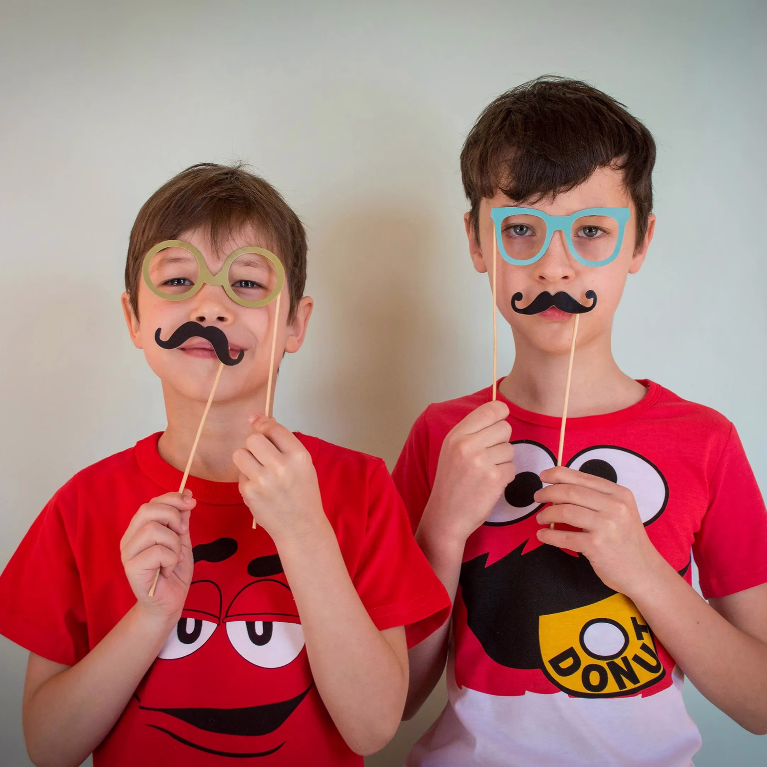 Gyerekek szórakoznak a szelfigéppel